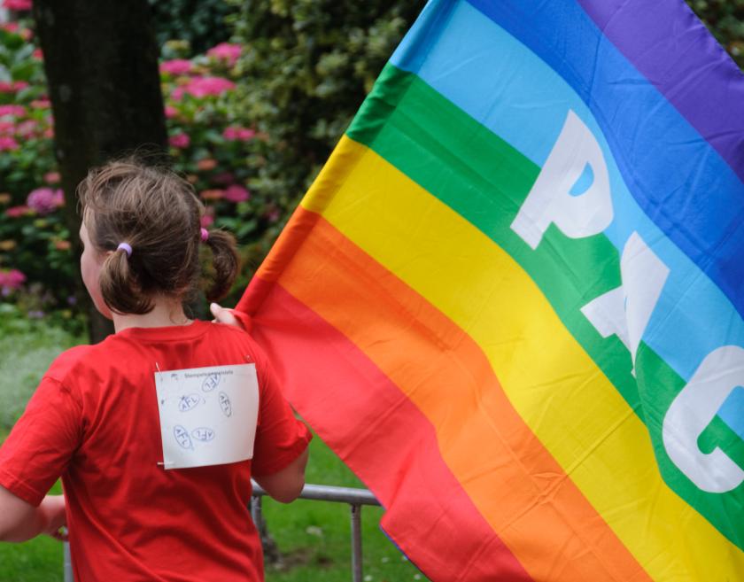 Mädchen mit PACE-Flagge Mädchen mit PACE-Flagge
